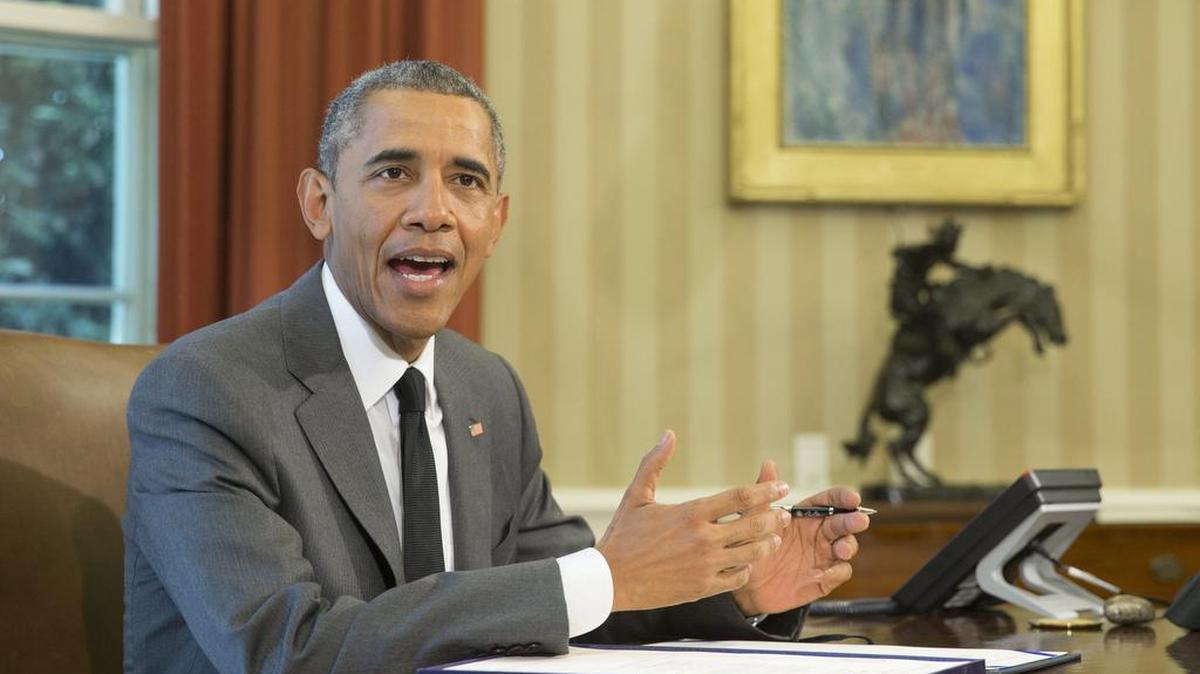 
El presidente de Estados Unidos, Barack Obama, se dirige a los medios tras firmar una ley sobre el transporte en el Despacho Oval de la Casa Blanca en Washington, el viernes.
