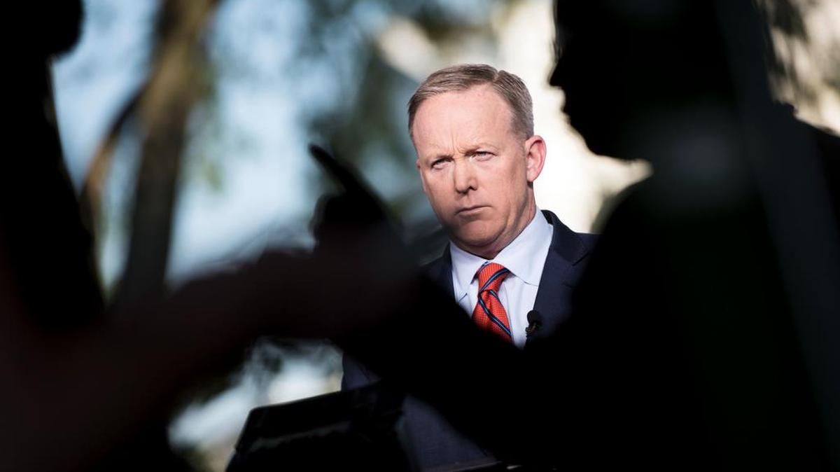 El secretario de prensa de la Casa Blanca, Sean Spicer, espera una entrevista para hablar sobre una comparación que hizo entre el presidente de Siria, Bashar al-Assad y Hitler, durante una rueda de prensa anterior en la Casa Blanca el 11 de abril de 2017 en Washington, DC. Spicer se disculpó el martes por comentarios "insensibles" durante una conferencia de prensa en la que afirmó que Adolf Hitler no usaba armas químicas en su propio pueblo.