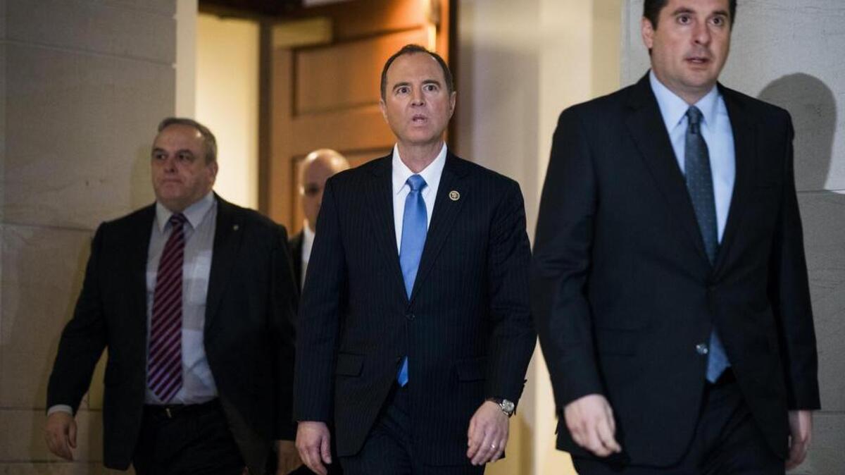 El presidente del Comité de Inteligencia de la Cámara Baja de EEUU, Devin Nunes (d), y el demócrata de más alto rango del Comité de Inteligencia, Adam Schiff (c), a su llegada una comparecencia ante la prensa sobre el papel de Rusia en los comicios estadounidenses en el Capitolio, en Washington (Estados Unidos), el 15 de marzo de 2017.