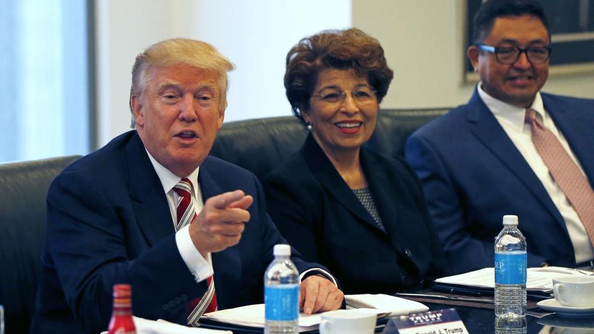 El presidente electo de EEUU, Donald Trump, con Jovita Carranza y Joseph Guzman.
