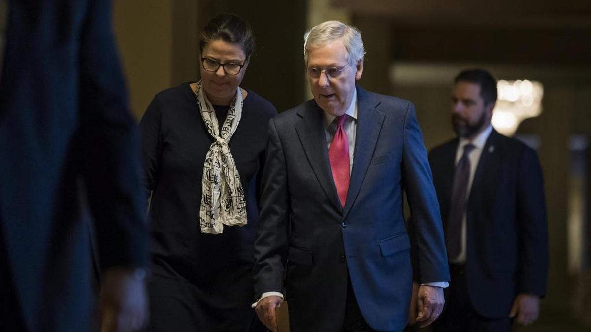 El líder de la mayoría republicana del Senado, Mitch McConnell (c), a su llegada al Senado en el Capitolio en Washington, Estados Unidos, el 16 de mayo de 2017.