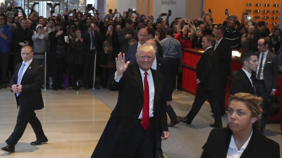 El presidente electo estadounidense, Donald Trump (i), saluda a los medios tras una reunión en Nueva York, Estados Unidos, el 22 de noviembre de 2016.