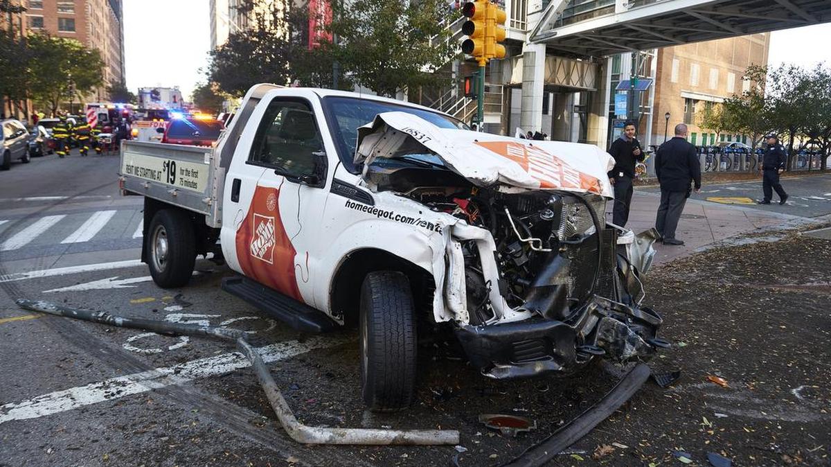 En la imagen, la camioneta que usó el atacante este martes.