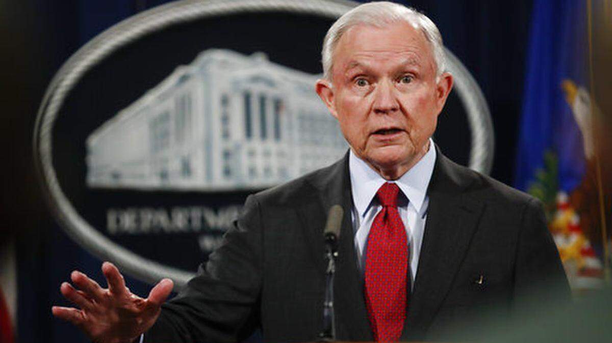 ARCHIVO - Esta foto de archivo del 15 de diciembre de 2017 muestra al secretario de Justicia estadounidense Jeff Sessions en el Departamento de Justicia en Washington. 