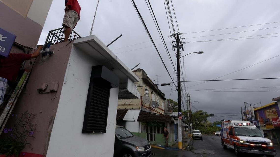 Los puertorriqueños se preparan el 6 de septiembre de 2017, ante el inminente paso por la isla del huracán Irma, de categoría 5, en San Juan (Puerto Rico).