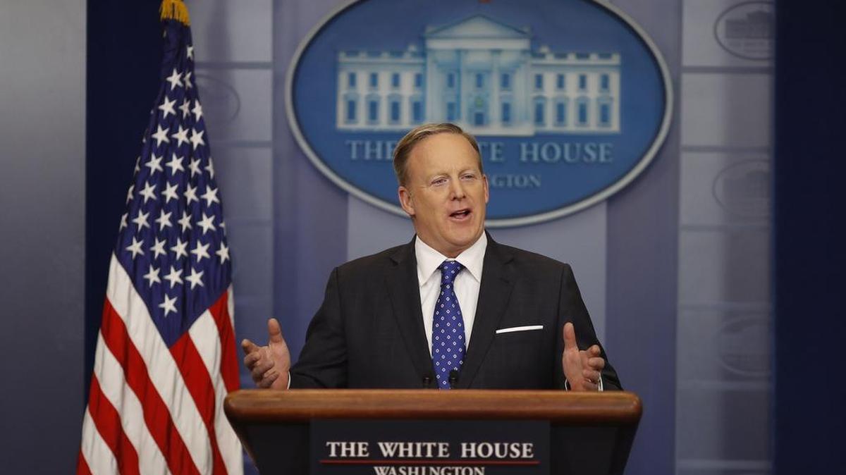 El secretario de prensa Sean Spicer celebra la rueda de prensa diaria en la Casa Blanca el 21 de febrero de 2017 en Washington, DC.