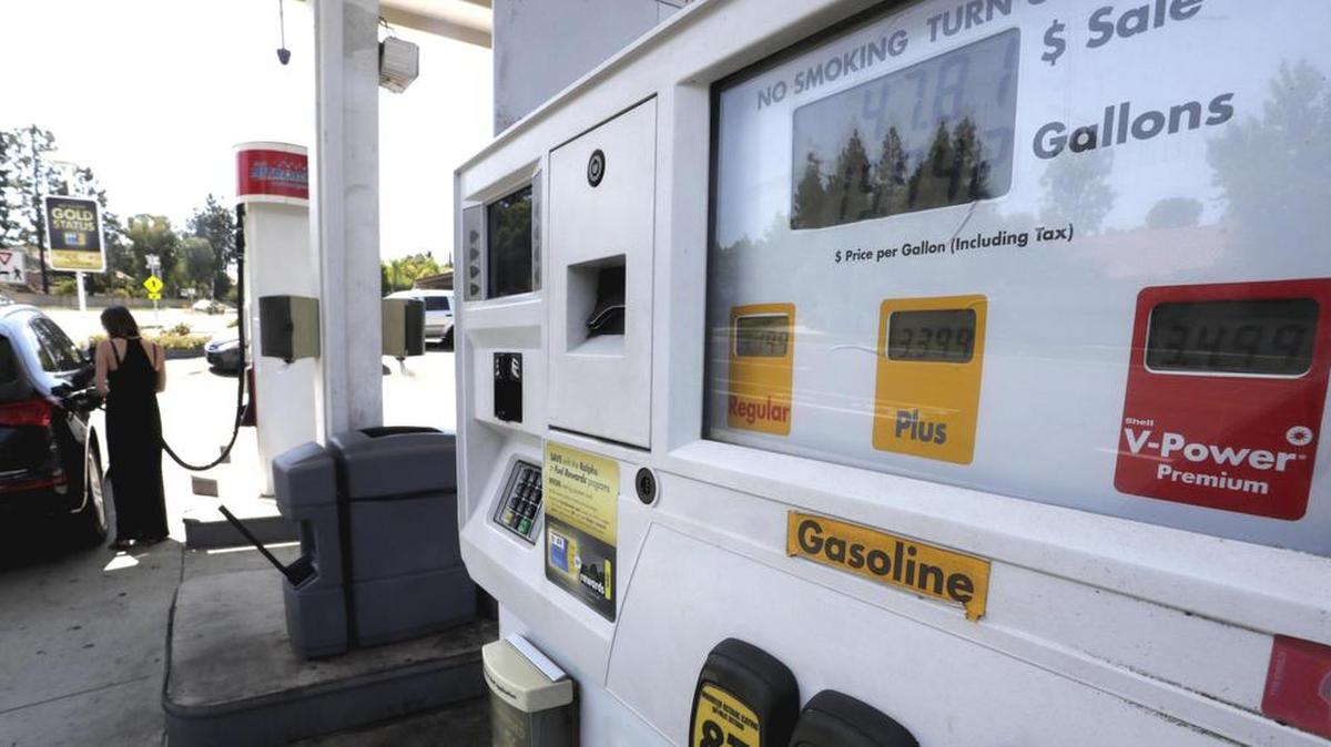Vista de precios de la gasolina en una estación de servicio el jueves 31 de agosto de 2017, en Calabazas, California