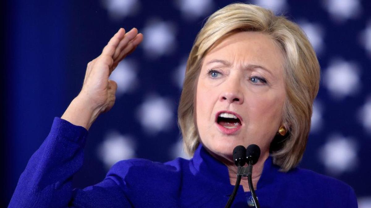 Hillary Clinton habla en el Frontline Outreach and Youth Center en Orlando.
