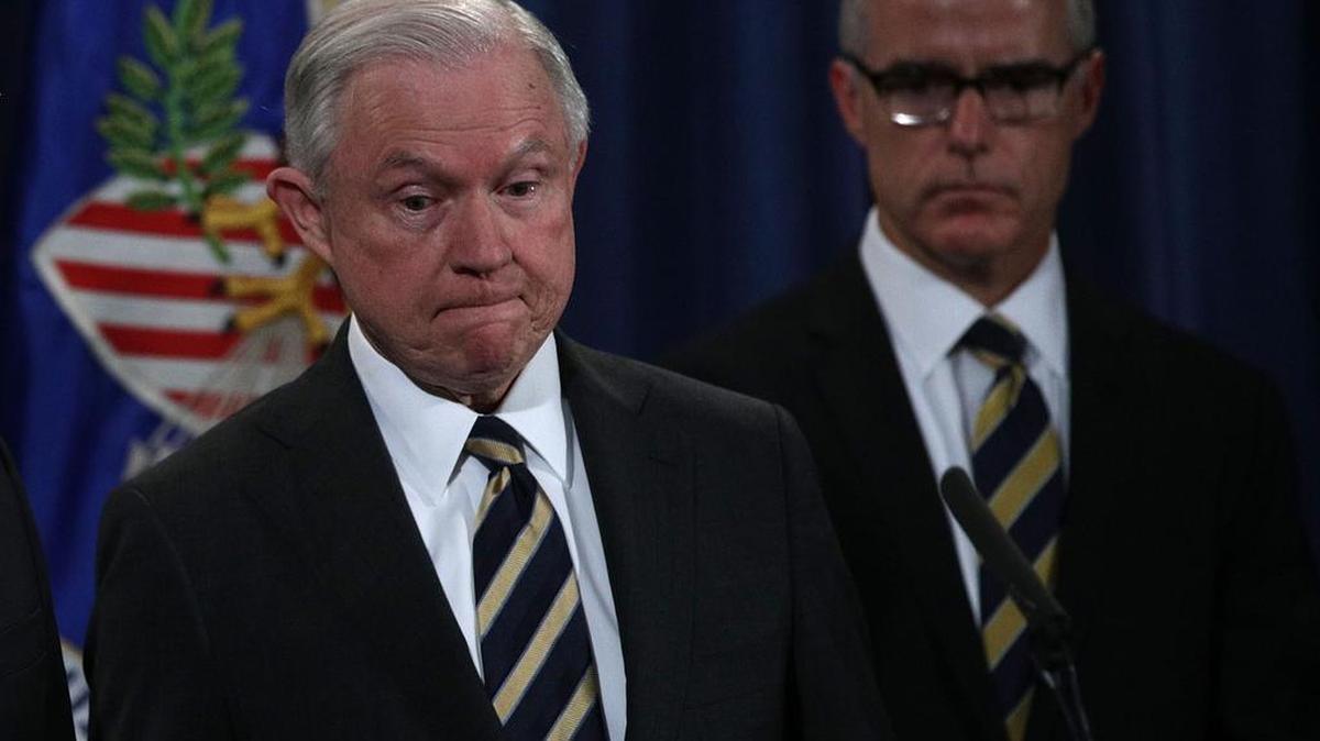 El secretario de Justicia, Jeff Sessions (izq.) y el director interino del FBI Andrew McCabe, durante una conferencia de prensa el 13 de julio de 2017.