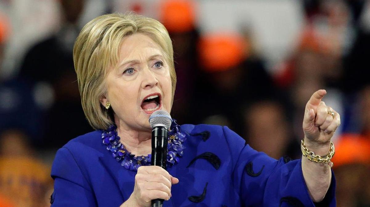 Clinton ha tratado de liberarse de la controversia causada por la decisión de usar una cuenta privada de correo electrónico mientras era secretaria de Estado.