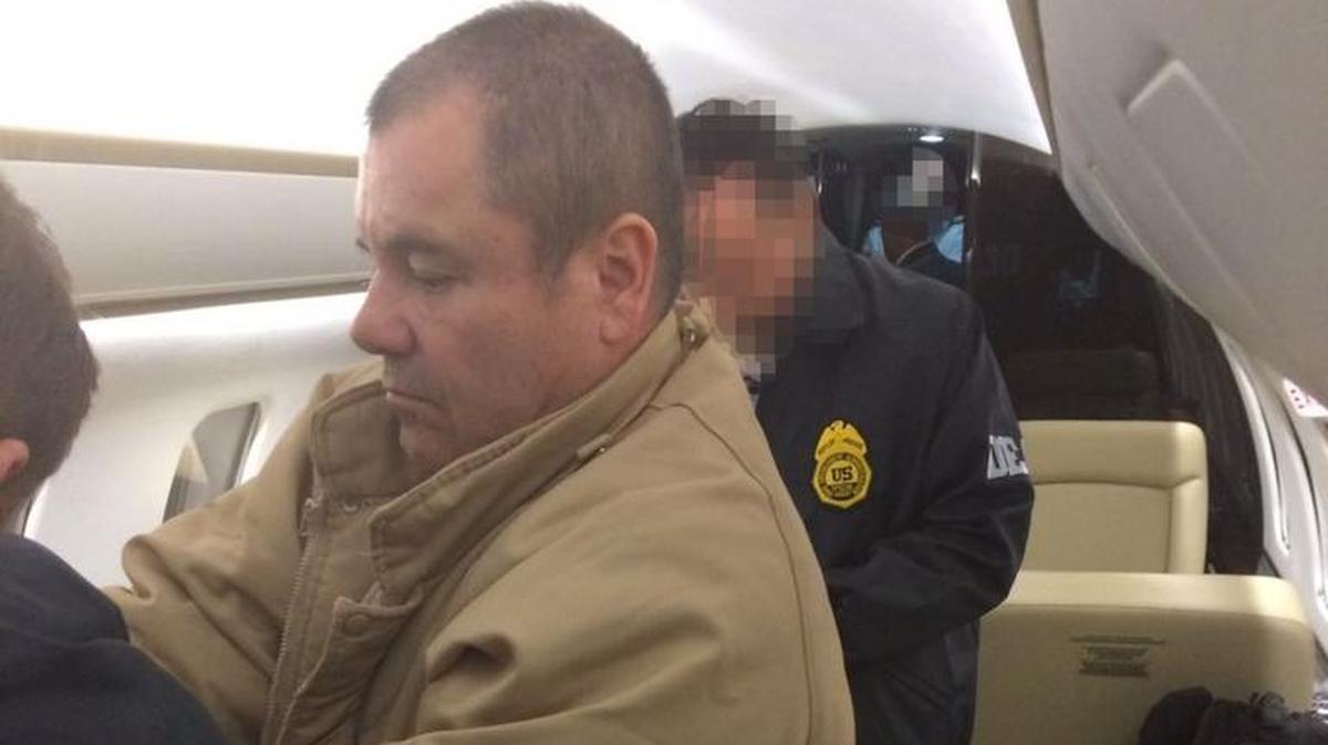 Esta foto de archivo tomada el 19 de enero de 2017, una imagen del Ministerio del Interior de México, muestra a Joaquín Guzmán Loera alias "El Chapo" Guzmán siendo escoltado por el personal de Inmigración y Control de Aduanas (ICE) de EEUU.