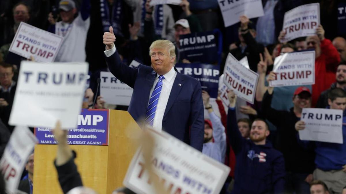 Una mujer musulmana fue expulsada de un mitin de la campaña presidencial de Donald Trump luego de haber hecho una protesta silenciosa contra el precandidato republicano, quien ha pedido prohibir el ingreso de musulmanes a Estados Unidos.