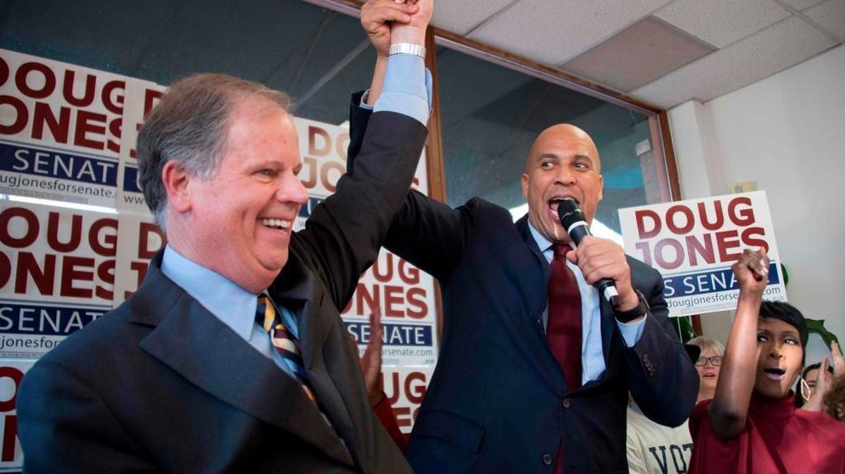 El senador Cory Booker (der.) apoyando al entonces candidato Doug Jones en un evento en Birmingham, Alabama, el 10 de diciembre del 2017.