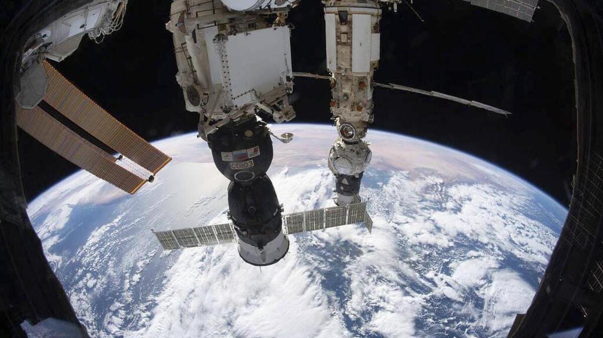 En foto del 6 de diciembre de 2021 proporcionada por la NASA, la Estación Espacial Internacional orbita a 264 millas sobre el mar Tirreno.