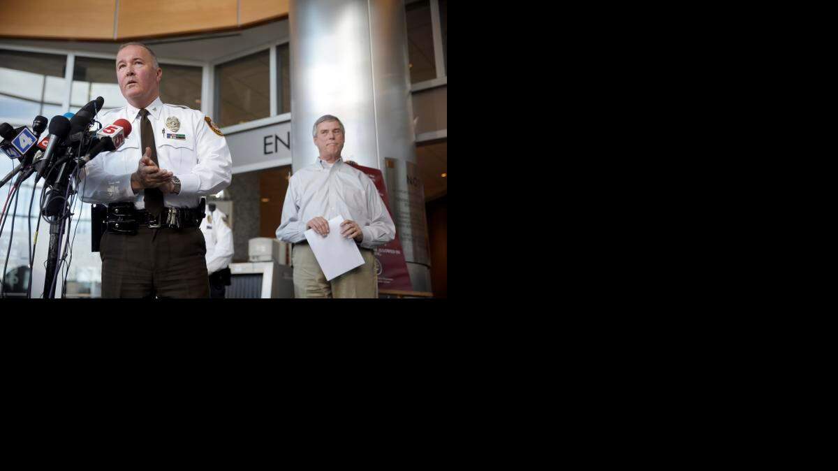 
El jefe de la Policía en el condado St. Louis, Jon Belmar (izq.) durante una conferencia de prensa para el anuncio del arresto del sospechoso de atacar a dos agentes.


