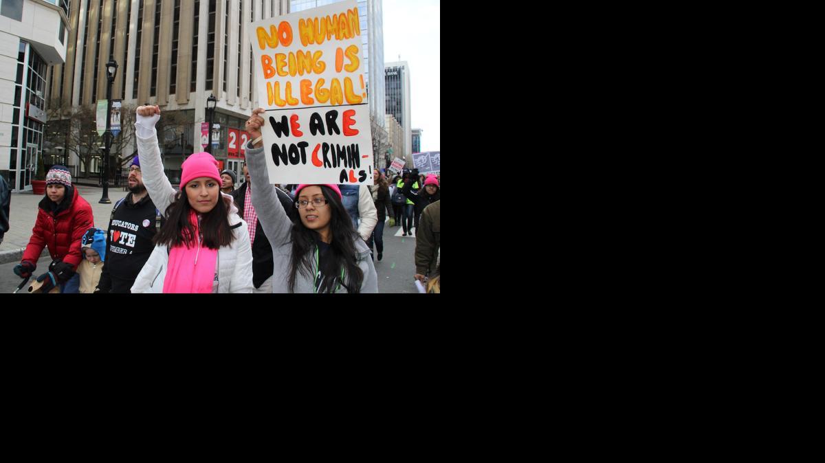
Jovencitas con con un cartelón que dice “Ningún ser humano es ilegal. No somos criminales”, durante una protesta en Raleigh, Carolina del Norte.

