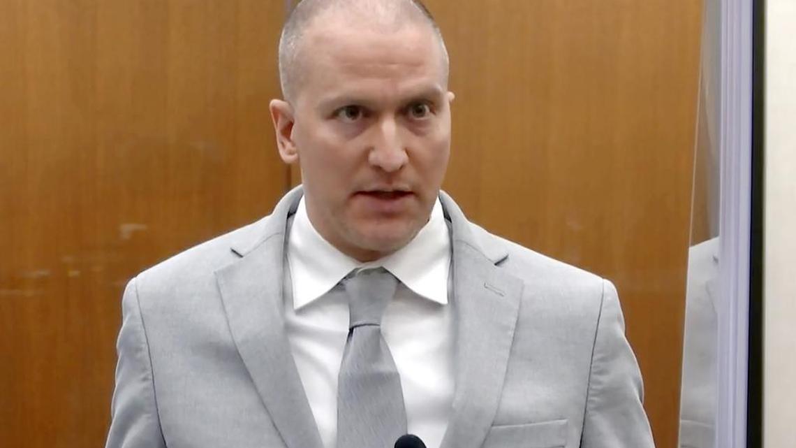 ARCHIVO - El exagente de policí­a de Minneapolis Derek Chauvin habla en la corte del condado de Hennepin cuando el juez Peter Hill se apresta a sentenciarlo por el homicidio de George Floyd, 25 de junio de 2021. Chauvin se declaró culpable el miércoles 15 de diciembre de 2021 de cargos federales de violar los derechos civiles de Floyd. (Court TV via AP, Pool, File)