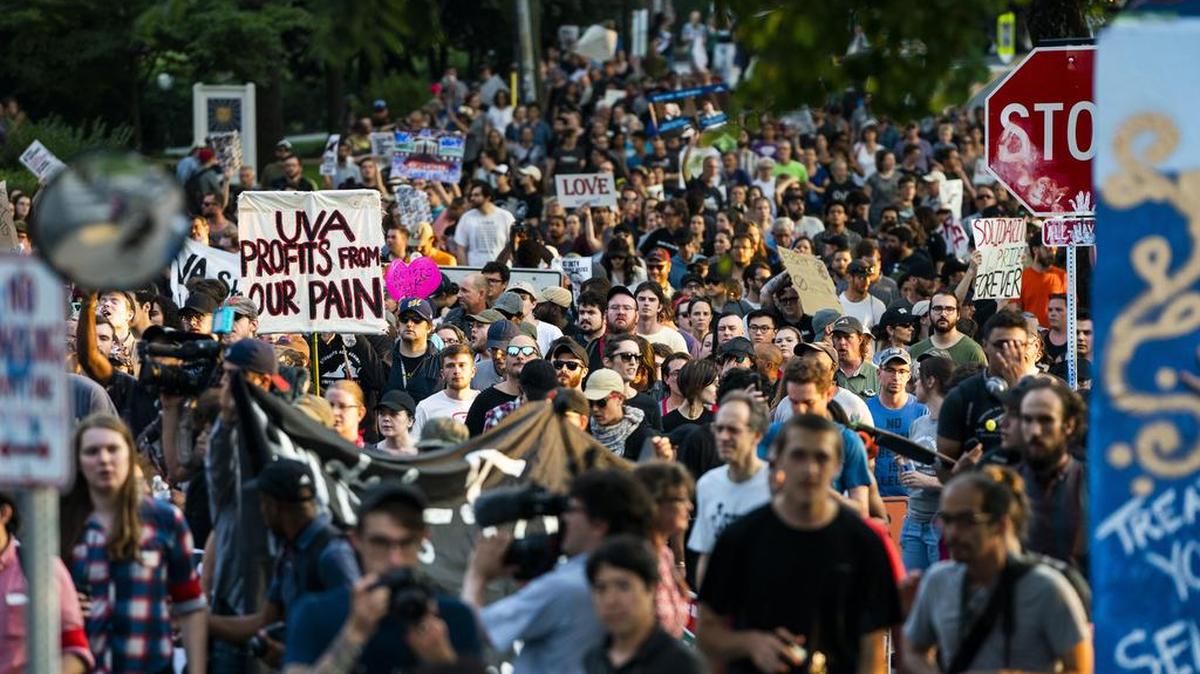 Estudiantes de la Universidad de Virginia (UVA), junto con residentes y antifascistas, marchan el 11 de agosto de 2018 durante un ‘Mitin por la Justicia’ cerca del centro de Charlottesville mientras la ciudad conmemora el primer aniversario de la manifestación Unite the Right del año pasado.