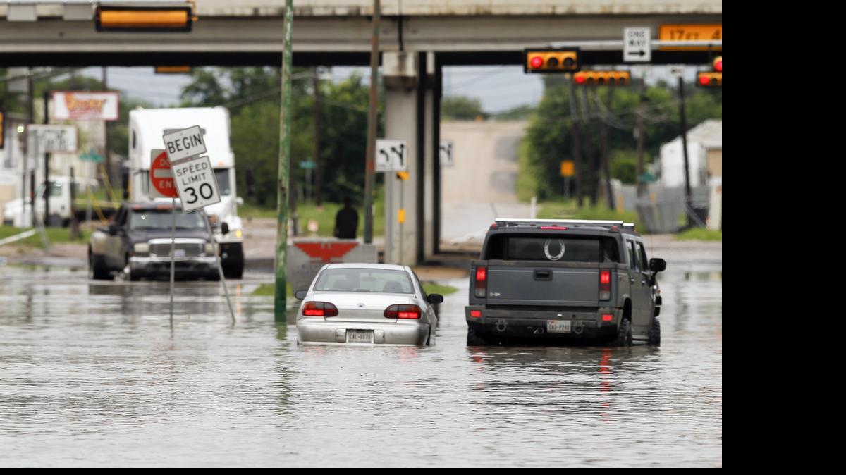 
Al menos 31 personas murieron en las tormentas que comenzaron en Texas y Oklahoma el fin de semana de conmemoración del Día de los Caídos. De esa cifra, 27 víctimas mortales fueron en Texas.

