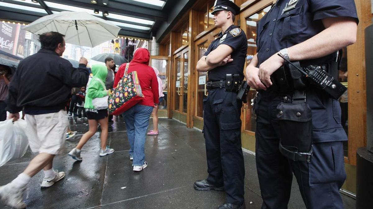
Dos oficiales custodian la entrada de un cine en la ciudad de Nueva York.
