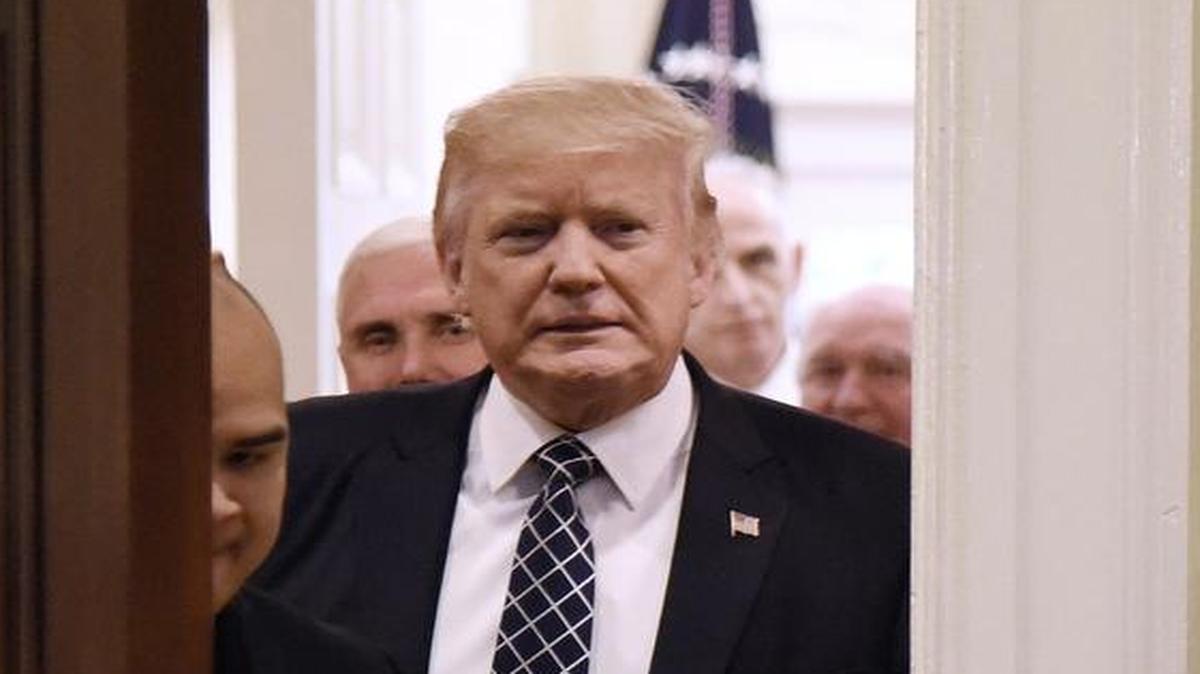 El presidente de EEUU Donald J. Trump llega a la firma de la orden ejecutiva para promover la agricultura y la prosperidad rural en Estados Unidos el martes 25 de abril de 2017, durante una reunión con granjeros en el Salón Roosevelt de la Casa Blanca en Washington.