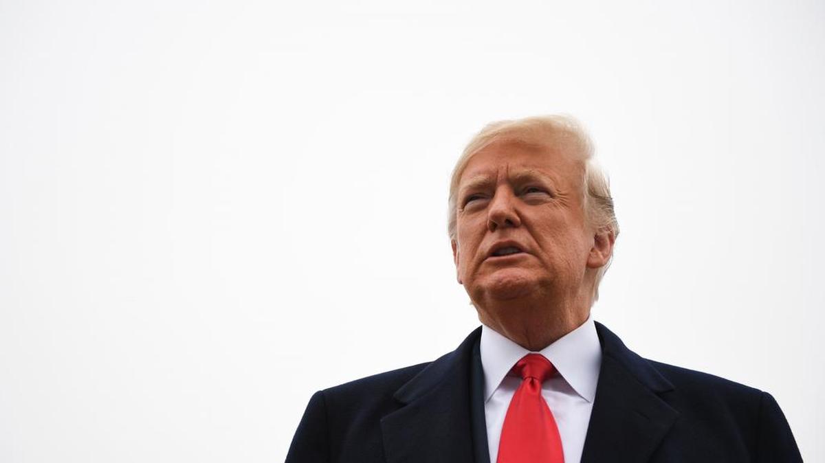 El presidente de los Estados Unidos, Donald Trump, habla a la prensa antes de partir, para su primera parada en Cleveland, Ohio, desde la Base Conjunta Andrews, Maryland, el 5 de noviembre de 2018.
