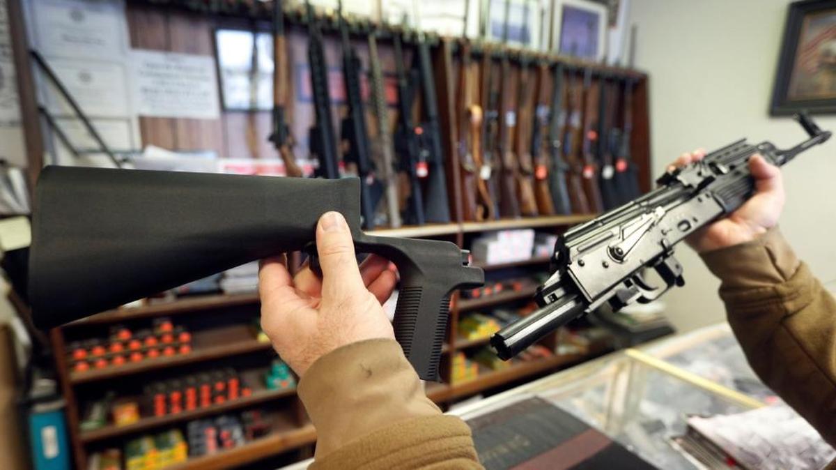 Una persona muestra el mecanismo “bump stocks” o automatizadores de disparos. La NRA pidió que el mecanismo debe estar “sujeto a regulaciones adicionales”.