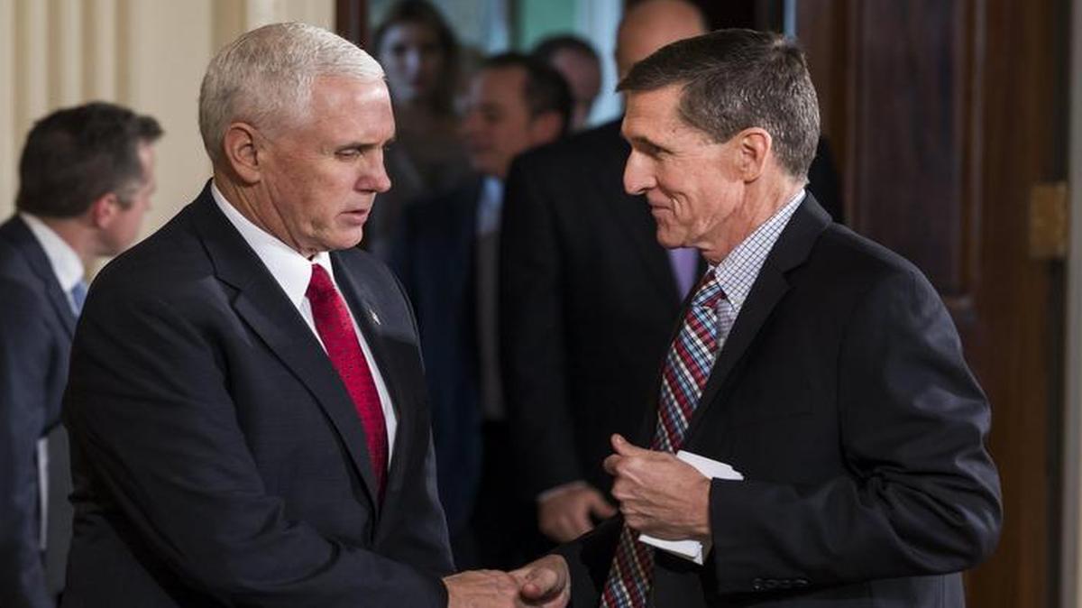 El asesor en seguridad nacional de la Casa Blanca y exdirector de la Agencia Central de Inteligencia (CIA), Michael Flynn (d) y el vicepresidente Mike Pence (i) durante la rueda de prensa del presidente estadounidense Donald Trump y el primer ministro japonés Shinzo Abe en la Casa Blanca en Washington, Estados Unidos el 10 de febrero de 2017.