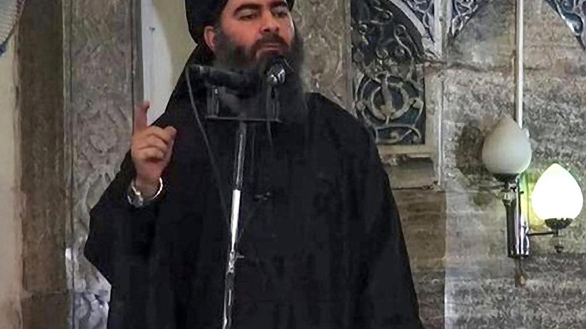Imagen de archivo de una captura de un video difundido por el grupo terrorista Estado Islámico (EI), que muestra a su líder Abu Bakr al Bagdadi, mientras da un discurso en una ubicación desconocida.
