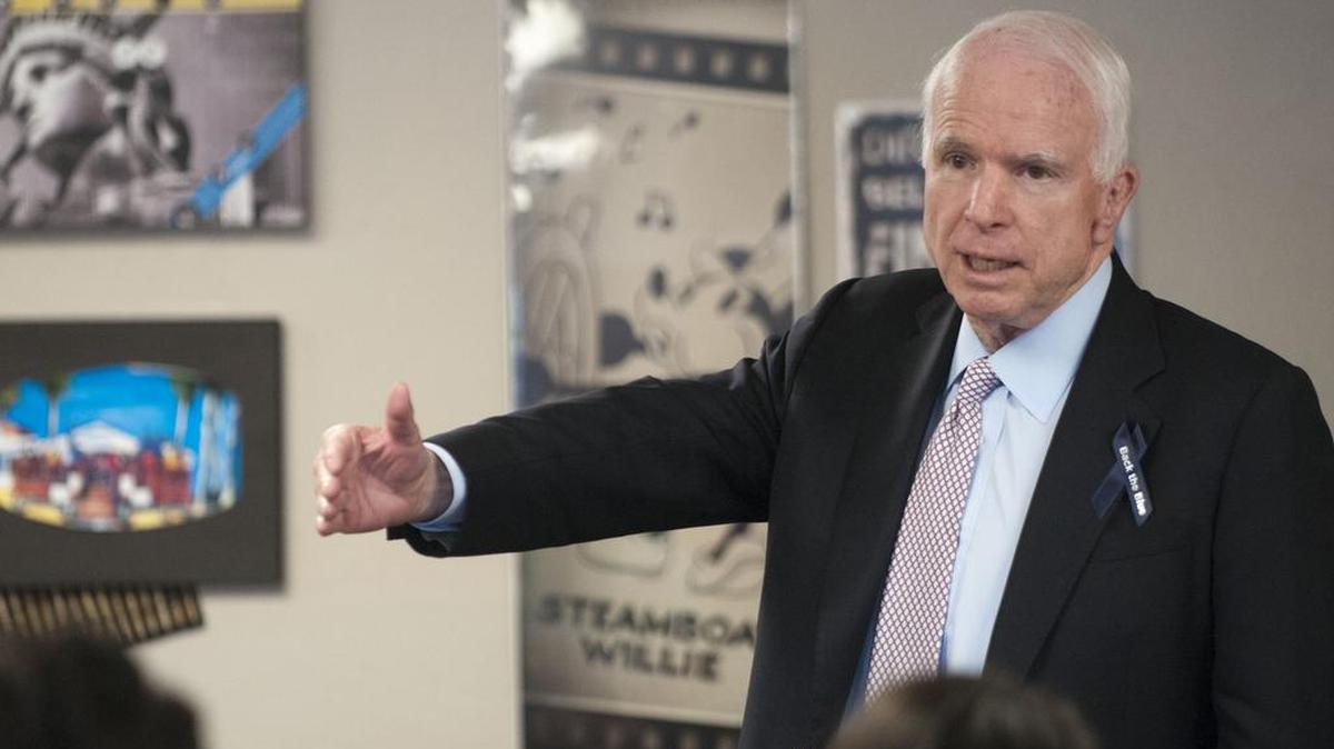 “Aunque el partido le ha concedido la nominación (presidencial a Donald Trump), eso no viene acompañado con una licencia sin límites para difamar a lo mejor de nuestro país”, aseguró el senador republicano por Arizona, John McCain, en un comunicado.
