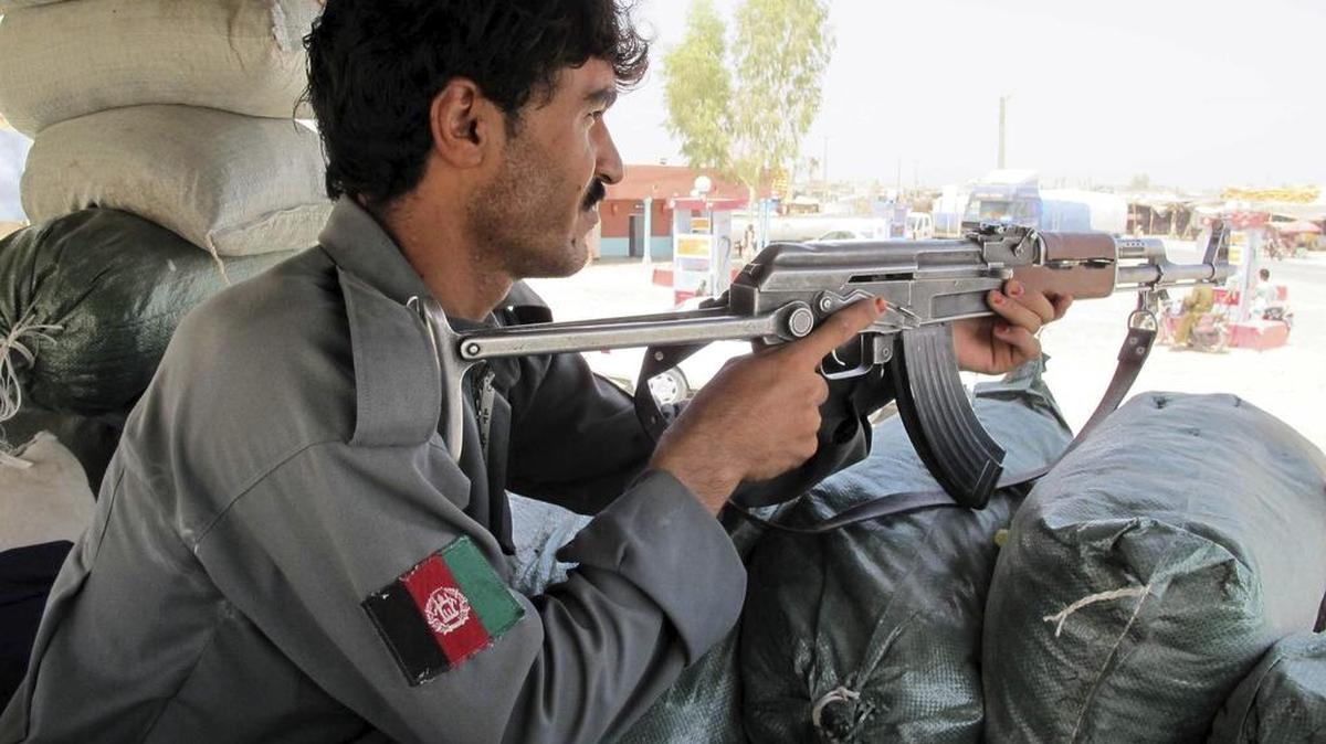 
Al menos cuatro personas, entre ellas dos soldados de la misión de la OTAN en Afganistán, murieron el miércoles en un tiroteo en el interior de una base de las fuerzas de seguridad afganas en Helmand. 
