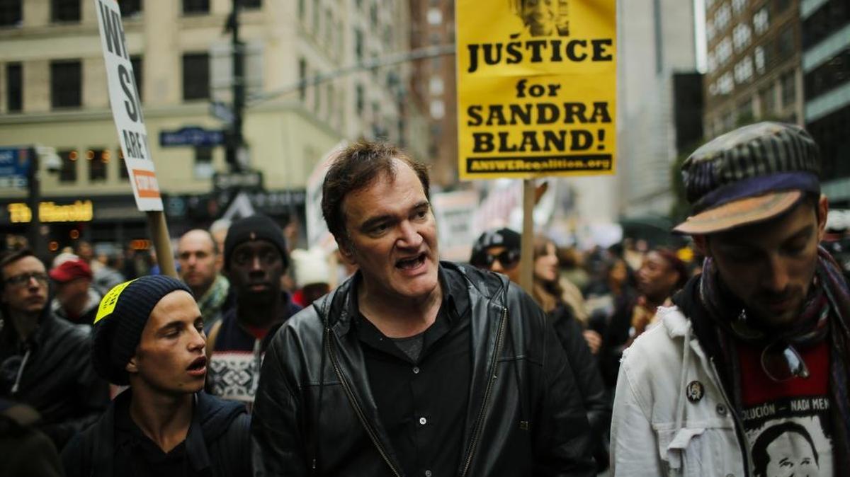 El director de cine estadounidense Quentin Tarantino (cen.) participa en una marcha contra la brutalidad policial denominada "Levántate octubre" el 24 de octubre de 2015, en Nueva York.