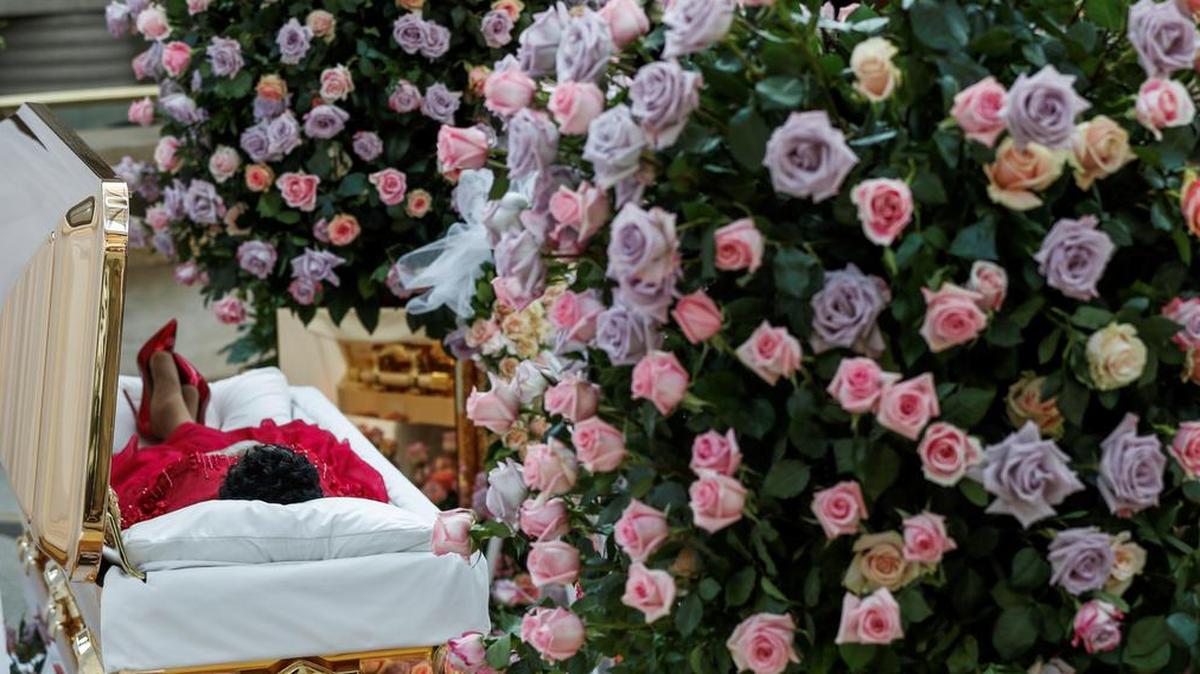 Los restos mortales de la cantante estadounidense Aretha Franklin (c) se exponen al público en el Museo Charles H. Wright de Historia Afroamericana en Detroit, Michigan (Estados Unidos) el 28 de agosto del 2018.