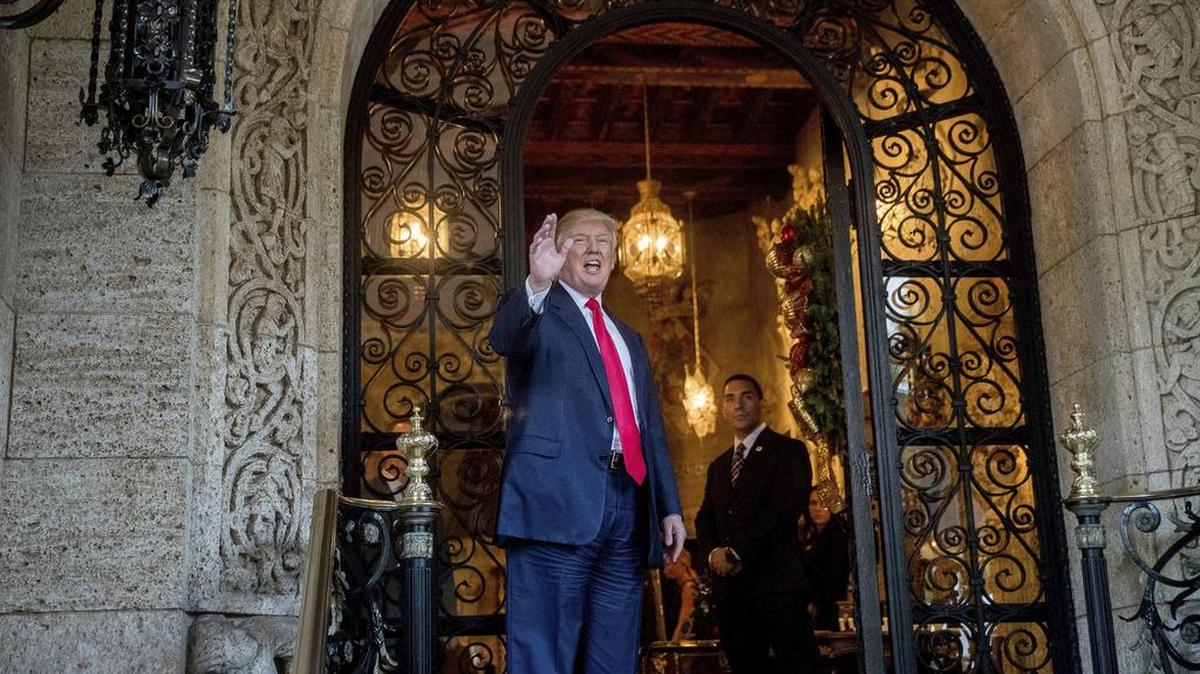 El presidente electo Donald Trump saluda a los periodistas en su mansión de Mar-a-Lago, Palm Beach, Florida, el 21 de diciembre.