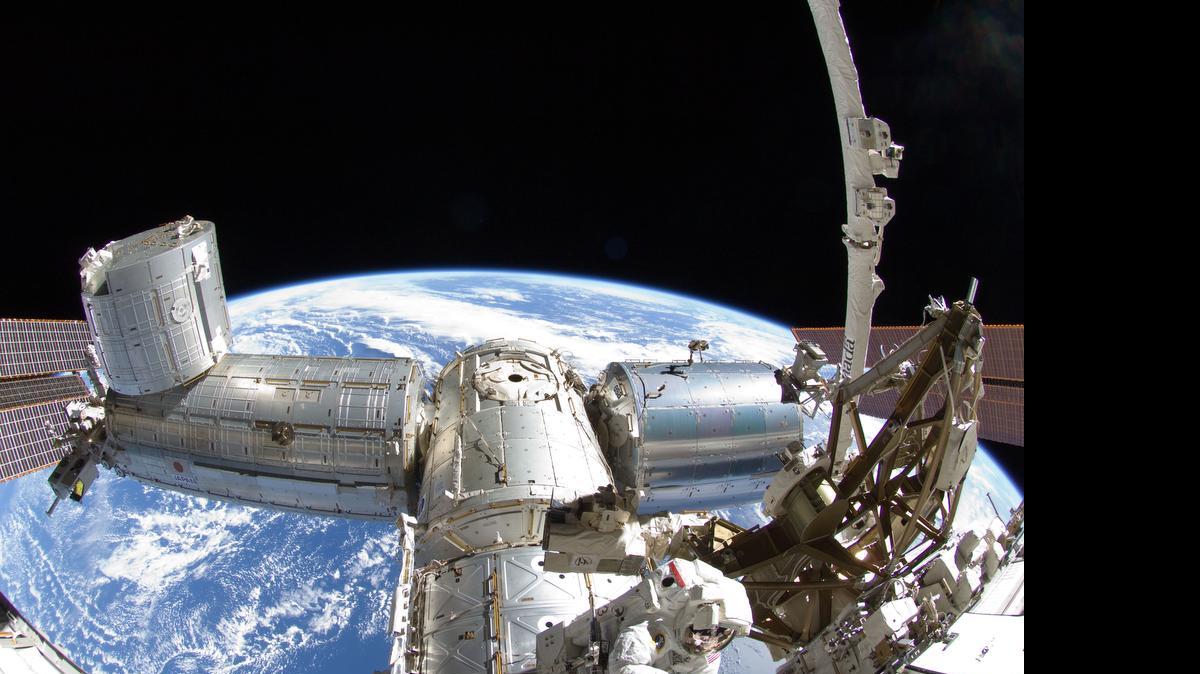 
La NASA anunció que ha elegido una lista de nueve instrumentos y sensores que irán a bordo de la sonda espacial para determinar si la superficie helada de Europa esconde un océano líquido, salino y a una temperatura que permita formas de vida.
