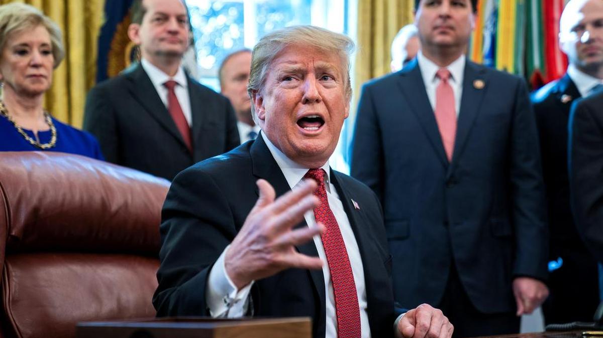 El presidente estadounidense, Donald J. Trump (c), participa en una reunión con fabricantes y productores en el Despacho Oval en Washington D.C (Estados Unidos), este jueves. Esta semana Trump aceptó la invitación de la presidenta de la Cámara de Representantes, Nancy Pelosi, para que ofrezca el discurso el próximo martes 5 de febrero, ya que en un principio estaba previsto para el 29 de enero, pero fue aplazado por el cierre parcial de la Administración federal. EFE/ Jim Lo Scalzo