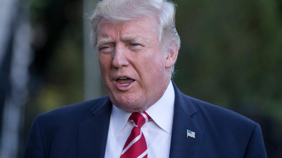 El presidente de Estados Unidos, Donald Trump, habla con periodistas fuera de la Casa Blanca el 7 de octubre de 2017.