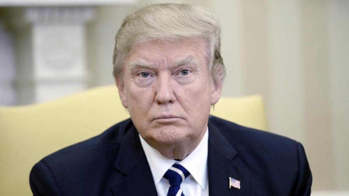 El presidente de EE.UU., Donald J. Trump, durante su reunión con su homólogo egipcio, Abdelfatah al Sisi (no aparece), durante su reunión en el Despacho Oval de la Casa Blanca el 3 de abril de 2017.