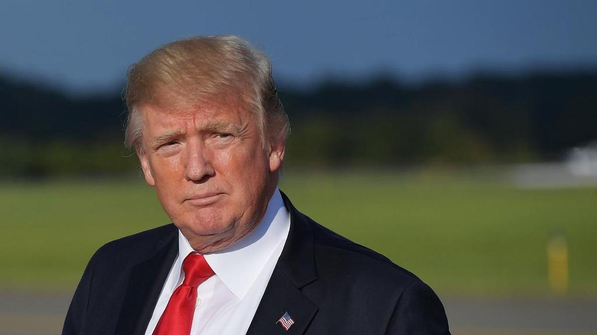 El presidente de los Estados Unidos, Donald Trump, a su llegada al aeropuerto municipal de Morristown en Morristown, Nueva Jersey el 15 de septiembre de 2017.