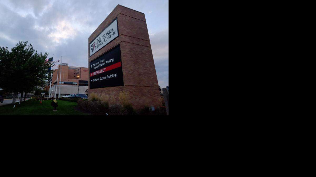 
Entrada al Centro Médico Nebraska donde un médico que contrajo el ébola mientras trabajaba en Liberia es atendido y se encuentra estable.



