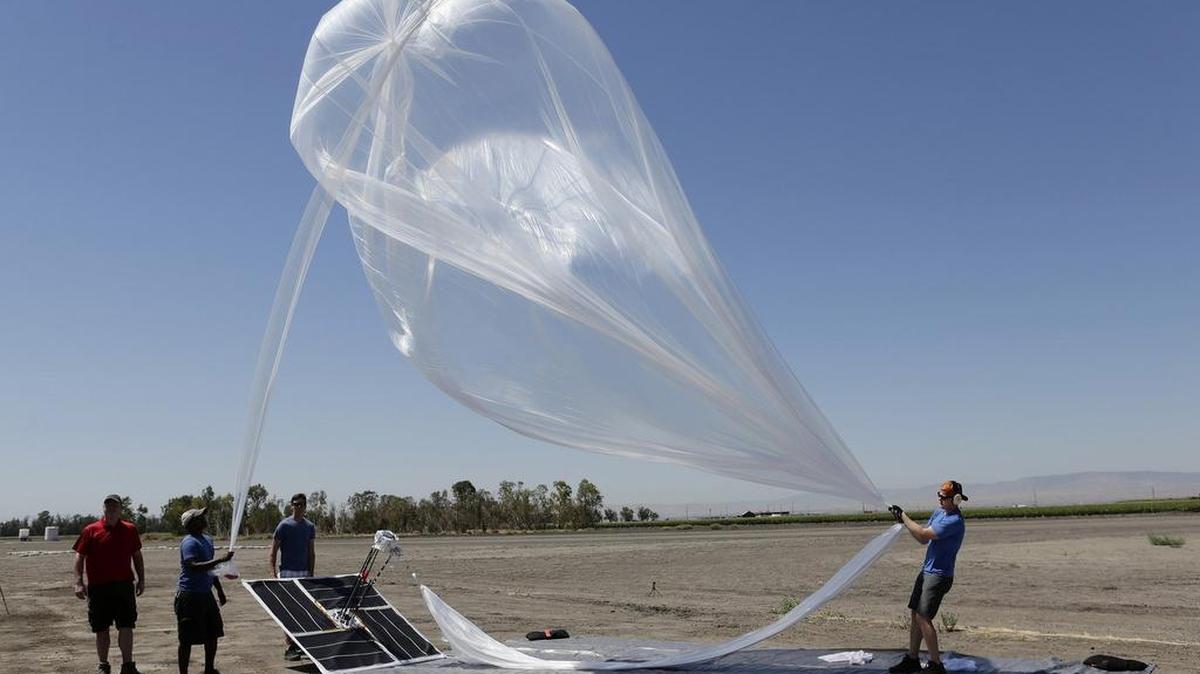 El proyecto “Loon” de Google empezó a ser evaluado en 2013 en Dos Palos, California. Google hará disponible globos de helio para restablecer la red de teléfonos móviles en Puerto Rico.