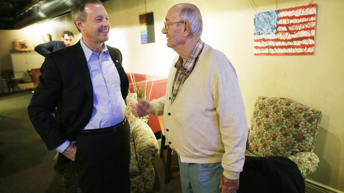El candidato presidencial demócrata y antiguo gobernador de Maryland, Martin O'Malley (izquierda) conversa con Bob Fuller de Iowa Falls, Iowa, el lunes 28 de diciembre 2015, en Iowa Falls, Iowa.