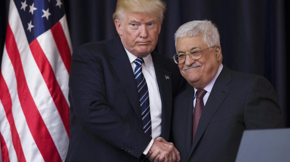 El presidente estadounidense, Donald Trump (i), ofrece una rueda de prensa junto a su homólogo palestino, Mahmud Abás (d), en el Palacio Presidencial en la localidad cisjordana de Belén (Palestina) el 23 de mayo de 2017.