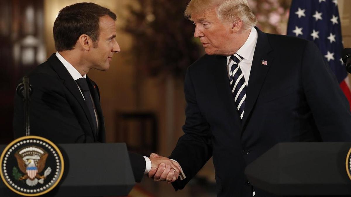 El presidente estadounidense, Donald Trump (d), y el presidente francés, Emmanuel Macron (i), ofrecen una rueda de prensa después de una ceremonia de bienvenida en la Casa Blanca, en Washington DC, Estados Unidos, hoy, 24 de abril de 2018. Macron realiza una visita de Estado al país marcada por Irán y el comercio.