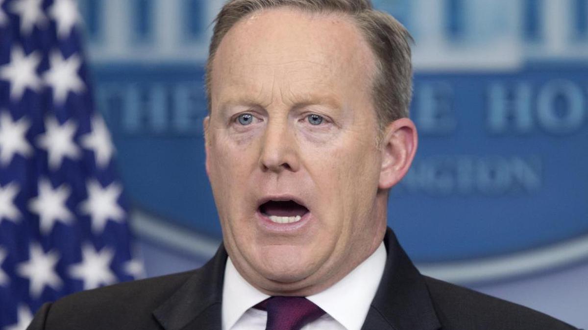 El secretario de prensa de la Casa Blanca, Sean Spicer, responde preguntas a la prensa en la Casa Blanca en Washington, DC, el jueves 23 de febrero de 2017.