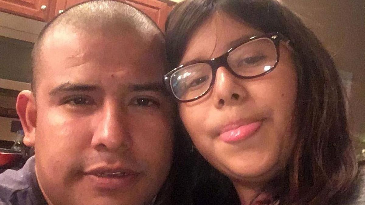 Fotografía cedida por Hernández Global donde aparece el inmigrante José González Carranza mientras posa junto a su hija Evelyn en el domicilio familiar en Phoenix, Arizona.
