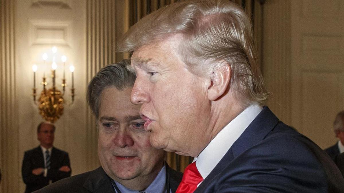 El presidente Donald Trump junto a su entonces asesor Steven Bannon en una reunión en la Casa Blanca el 3 de febrero de 2017.