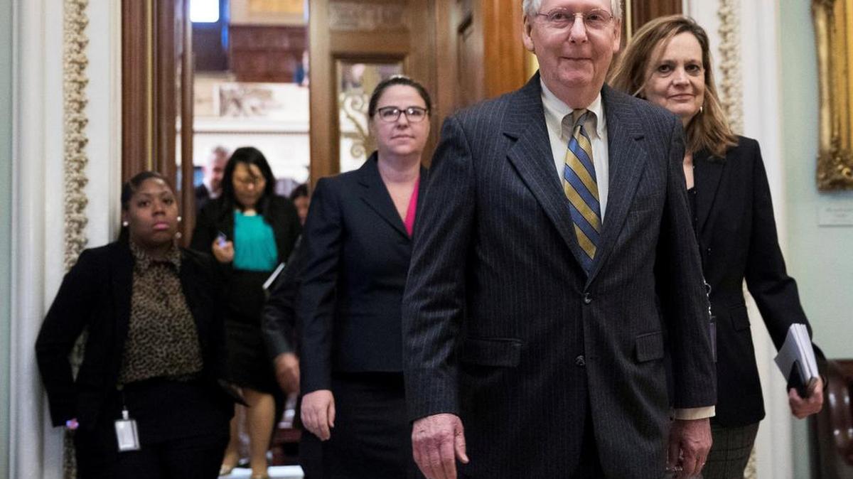 El líder de la mayoría republicana en el Senado, Mitch McConell (c), en el Capitolio estadounidense en Washington D.C (Estados Unidos) el 19 de enero de 2018.