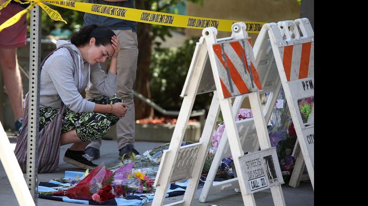 
Una mujer llora en la escena donde murieron los estudiantes al colapsar un balcón de un edificio de apartamentos en Berkeley, California.
