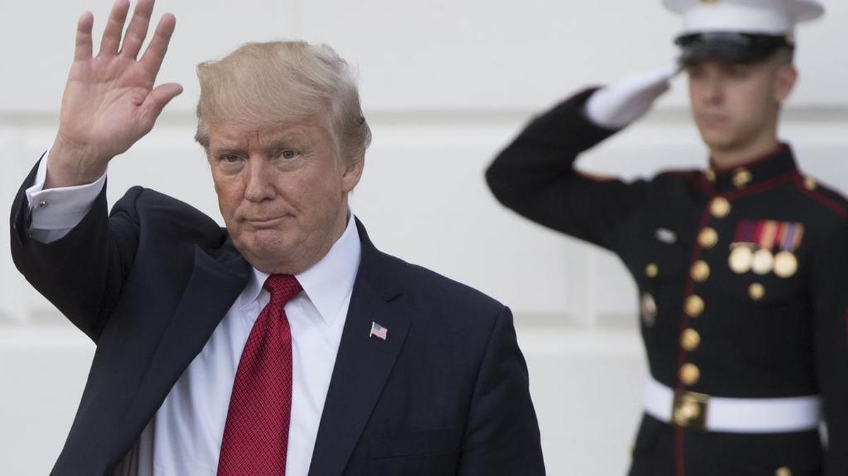 El presidente de los Estados Unidos, Donald Trump, saluda tras escoltar al primer ministro indio, Narendra Modi, a su auto en la Casa Blanca en Washington, DC, el 26 de junio de 2017, después de las reuniones y la cena.